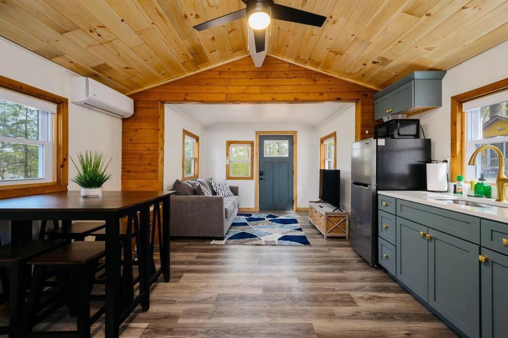 Cozy Cottage On Arbutus Lake Traverse City Kültér fotó