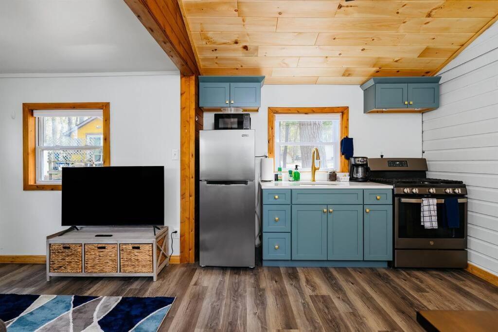 Cozy Cottage On Arbutus Lake Traverse City Kültér fotó