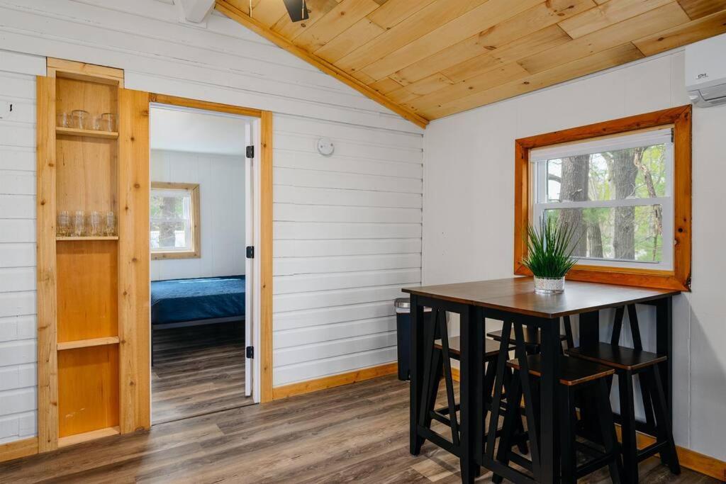 Cozy Cottage On Arbutus Lake Traverse City Kültér fotó